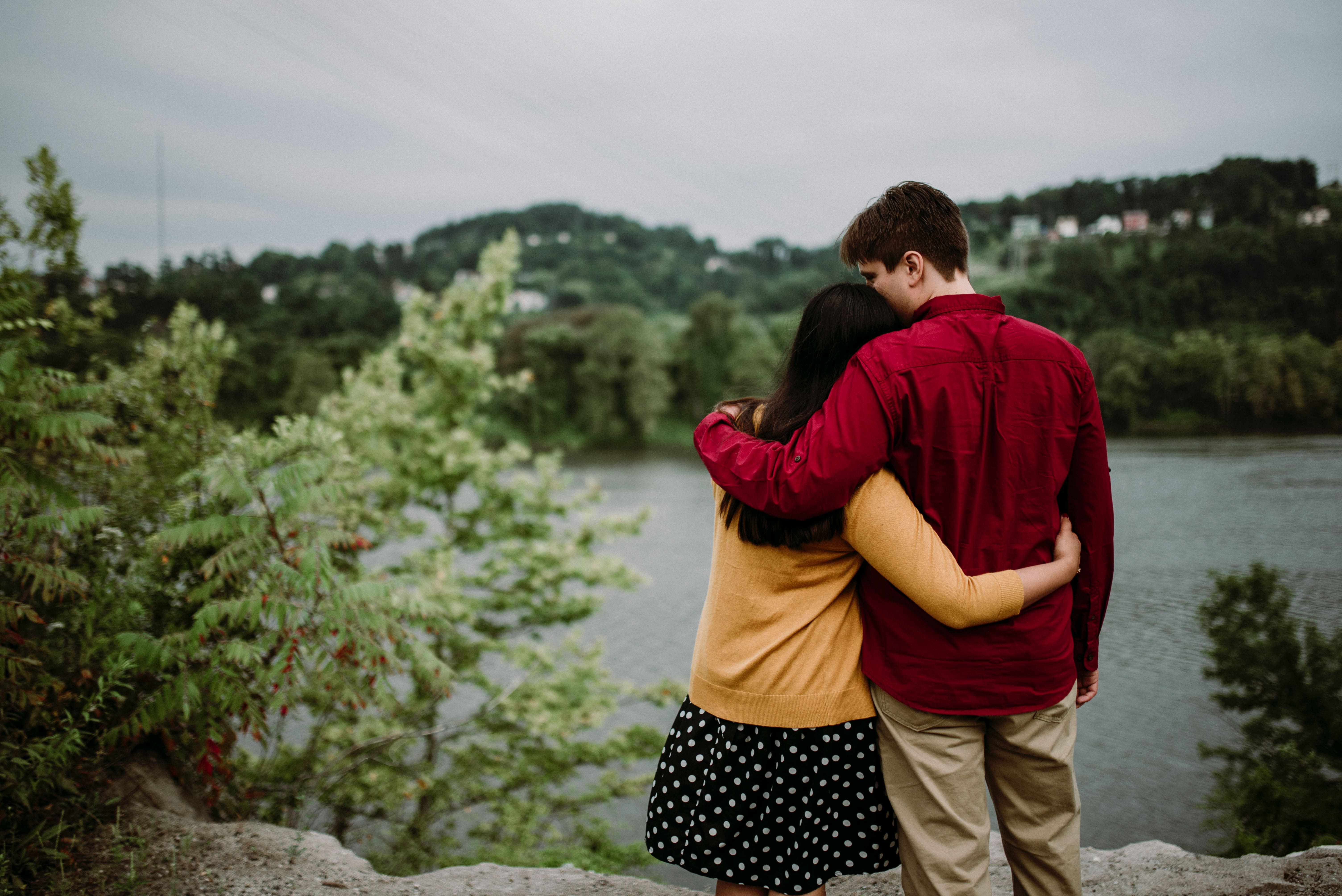 Забери любовь. Влюблённые подростки. Любовь развод. National hugging Day 28 июня. Три красных человека в обнимку.