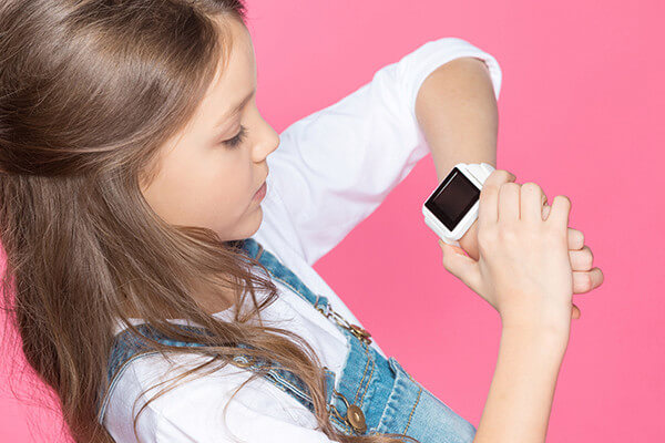 girl-with-white-smartwatch