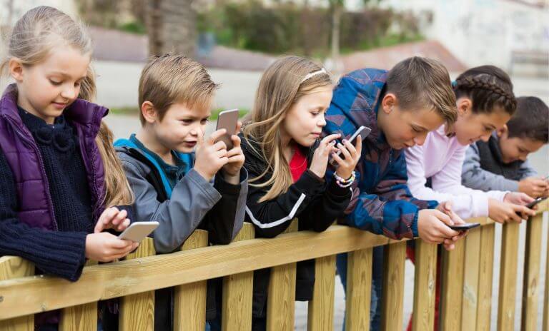 kids-use-phones