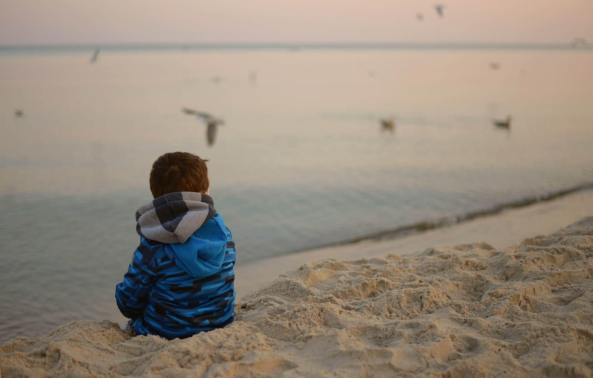 Одинокий мальчик на берегу моря