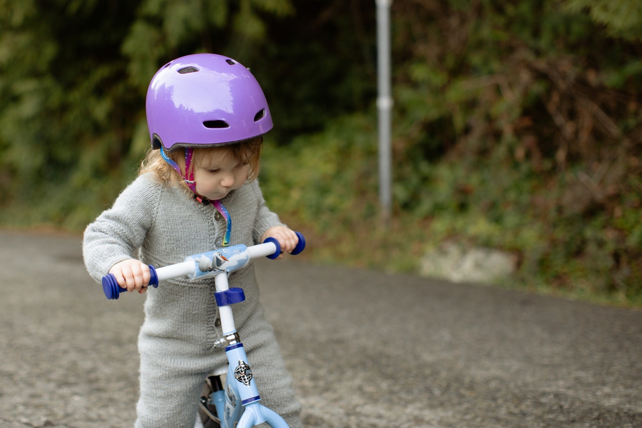 Дети с велосипедом. Трехколесный велосипед для детей. Шлем Runbike детский. Ребенок в шлеме на велосипеде.