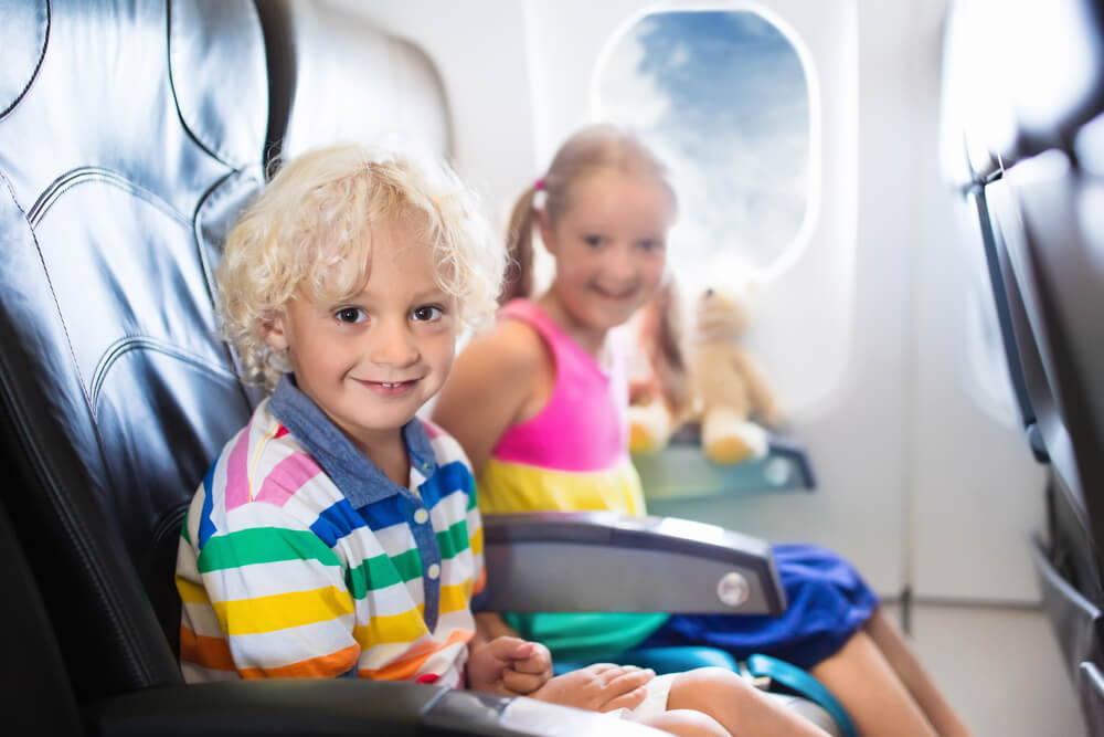 Ребенок на самолете с бабушкой. Самолёт фото для детей. Дети сидят в самолете картинки. Фотография воспитатель с детьми в самолете путешеутсвуеь. Картинка Топтыжка путешествует на самолете.