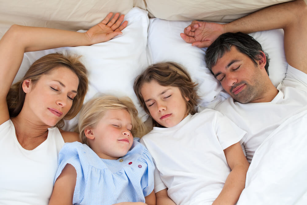 как отучить ребенка спать с родителями