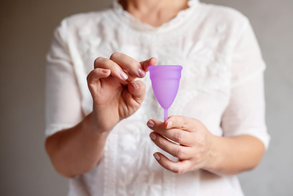 как пользоваться менструальной чашей