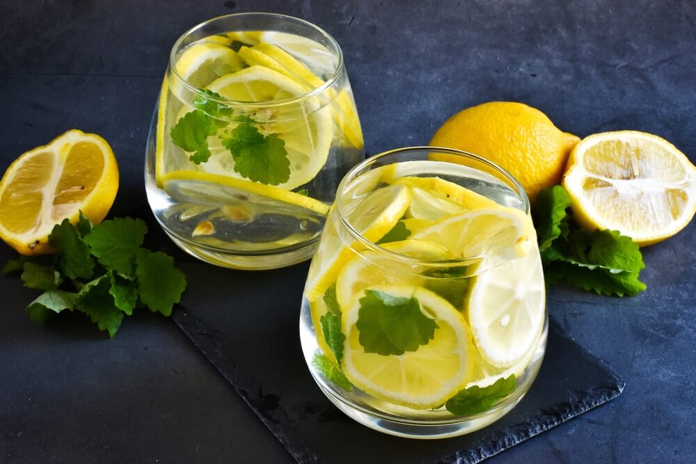 домашний лимонад из лимонов и мяты