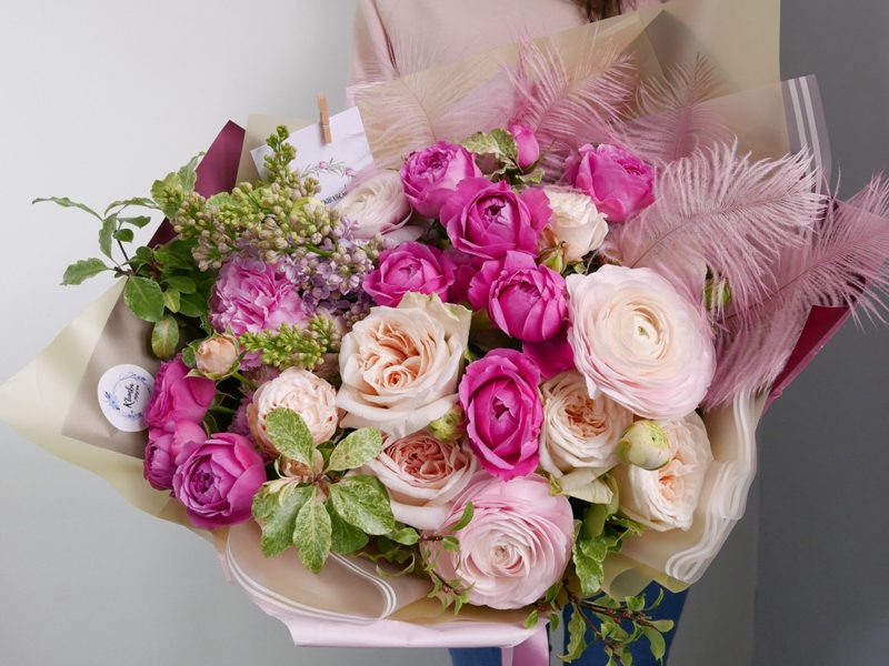 Какие цветы подарить женщине или девушке на 8 марта, день рождения илигодовщину?