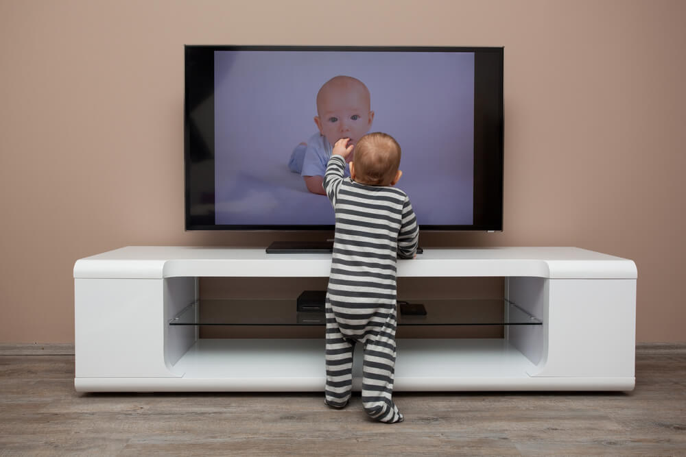почему дети смотрят телевизор