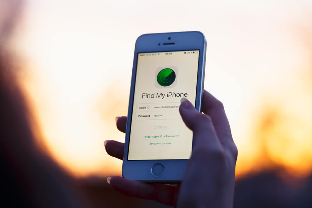 how to freeze location on find my iphone