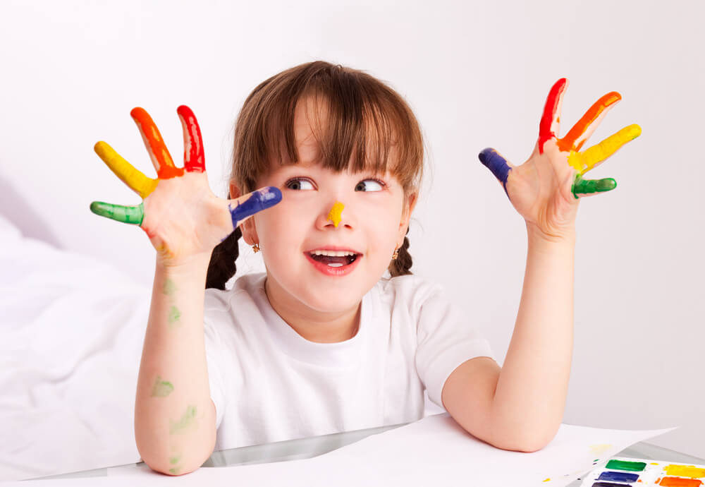 kids finger painting