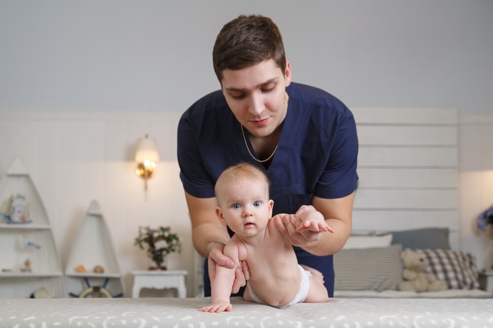 how to help baby crawl