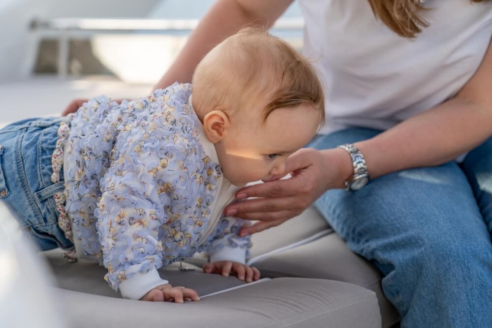 when does a baby start crawling